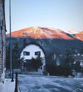 tipica baita con vista sul monte magnola